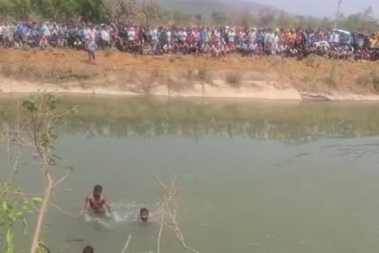 नहर में पिकअप गिरने से बड़ा हादसा, तीन बच्चे और दो महिलाएं पानी में बहे, बचाव कार्य जारी