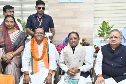 सीएम साय छत्तीसगढ़ राज्य वन विकास निगम के अध्यक्ष रामसेवक पैकरा के पदभार ग्रहण समारोह में हुए शामिल