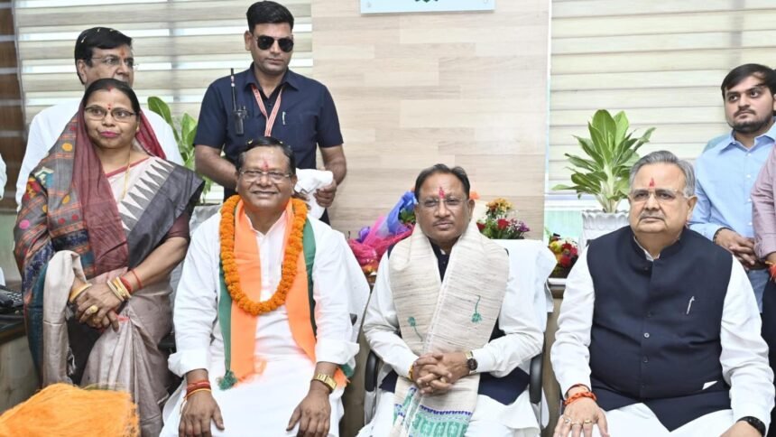 सीएम साय छत्तीसगढ़ राज्य वन विकास निगम के अध्यक्ष रामसेवक पैकरा के पदभार ग्रहण समारोह में हुए शामिल