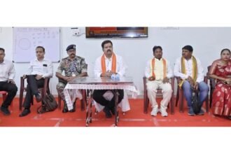 उपमुख्यमंत्री शर्मा ने सुकमा में आत्मसमर्पित नक्सलियों से की चर्चा: राज्य शासन की समस्त योजनाओं के लाभ दिलाने के दिए निर्देश