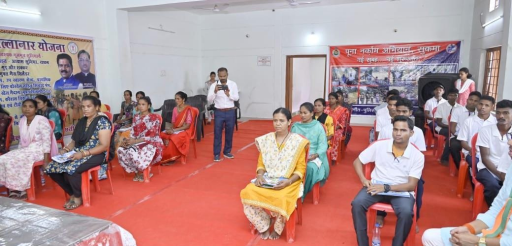 उपमुख्यमंत्री विजय शर्मा ने सुकमा में आत्मसमर्पित नक्सलियों से की चर्चा: राज्य शासन की समस्त योजनाओं के लाभ दिलाने के दिए निर्देश 4 image 31
