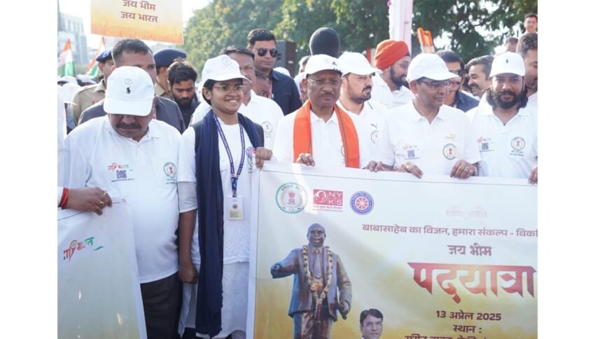 मुख्यमंत्री विष्णु देव साय युवाओं के साथ 'जय भीम पदयात्रा' में हुए शामिल