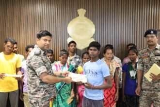 हथियार के साथ आत्मसमर्पण करने वाले नक्सलियों को छत्तीसगढ़ सरकार देगी लाखों रूपए