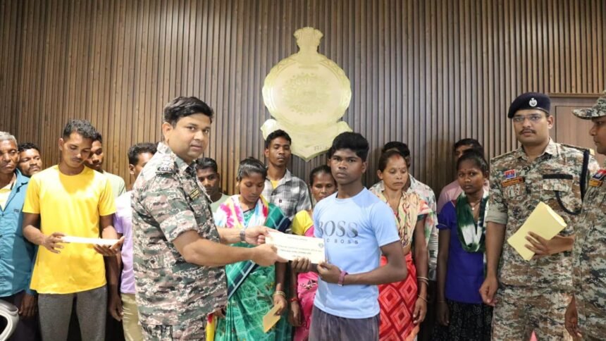 हथियार के साथ आत्मसमर्पण करने वाले नक्सलियों को छत्तीसगढ़ सरकार देगी लाखों रूपए