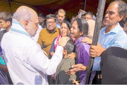 Shah Meets Pahalgam Victims: गृह मंत्री अमित शाह से मिलकर रो पड़े परिजन; शाह ने सिर पर फेरा हाथ, बंधाया ढांढस