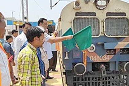 ताड़ोकी से रायपुर के लिए मेमू ट्रेन को हरी झंडी दिखाकर किया गया रवाना
