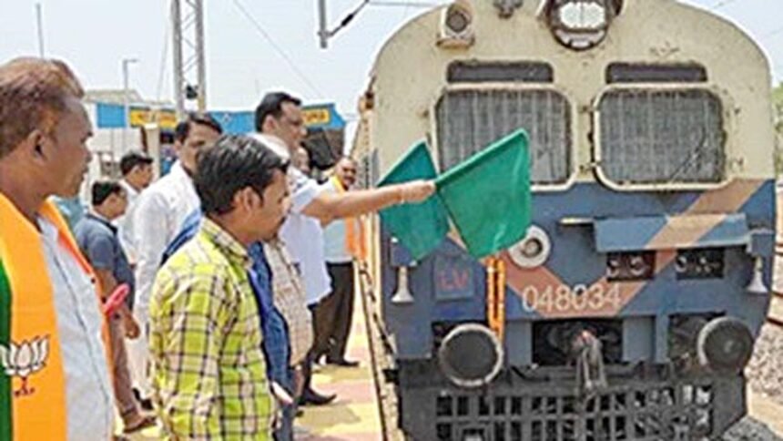 ताड़ोकी से रायपुर के लिए मेमू ट्रेन को हरी झंडी दिखाकर किया गया रवाना