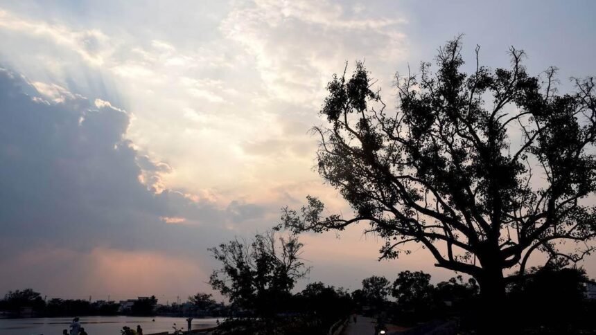 Weather Update: बस्तर से दुर्ग पहुंचा मानसून, राजधानी समेत कई जिलों में भारी बारिश की संभावना