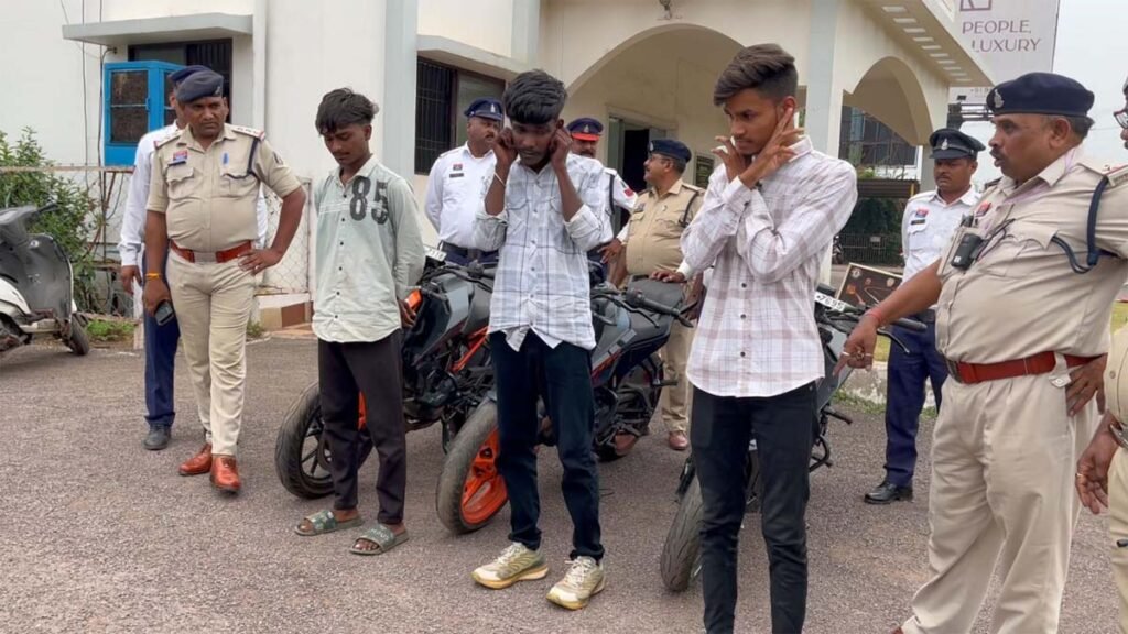 स्टंटबाजों पर सख्ती : दुर्ग ट्रैफिक पुलिस ने 4 बाइकर्स से कराई उठक बैठक, कोर्ट ने काटा 38 हजार का जुर्माना 4 May 25 2209