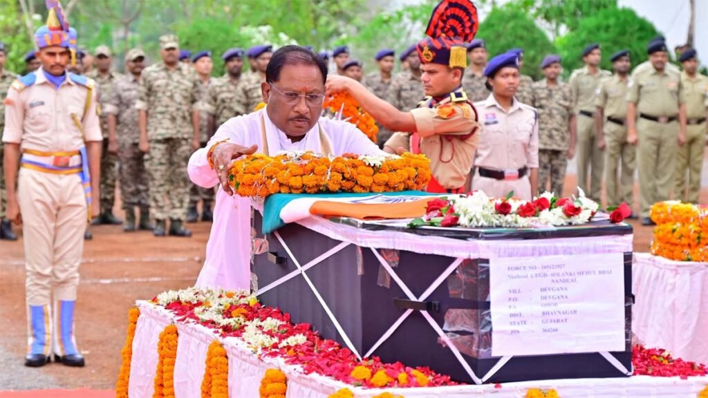 नक्सल मुठभेड़ में शहीद जवान की अर्थी को सीएम साय ने दिया कंधा, बोले- व्यर्थ नहीं जाएगी शहादत 4 May 25 2306
