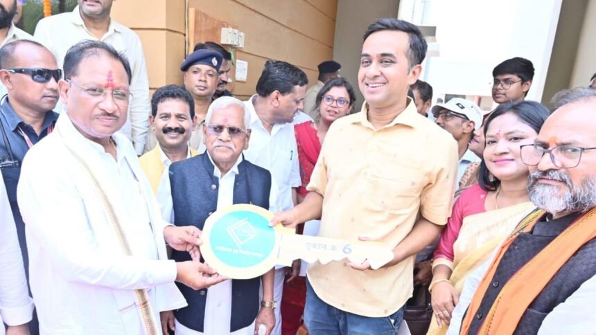 सीएम साय ने किया अटल आवास योजना अंतर्गत 226 आवासों का लोकार्पण, हितग्राहियों को सौंपी सपनों के घर की चाबी