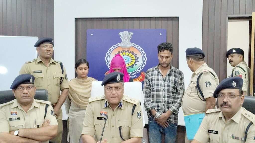 भिलाई में अवैध रूप से नाम बदलकर रह रही बांग्लदेशी दंपत्ति गिरफ्तार, एसटीएफ टीम ने की कार्रवाई 4 bangladeshi cupule arrested1