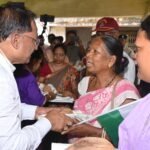 सीएम साय ने तिरंगा यात्रा के अवसर पर शहीदों के परिजनों को शाल और श्रीफल भेंटकर सम्मानित किया