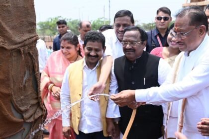 सुशासन तिहार: सीएम साय पहुंचे अछोटी, निर्माणाधीन महतारी सदन का लिया जायजा, पानी से की तराई