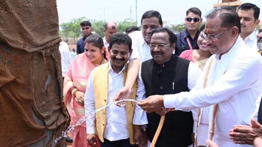 सुशासन तिहार: सीएम साय पहुंचे अछोटी, निर्माणाधीन महतारी सदन का लिया जायजा, पानी से की तराई