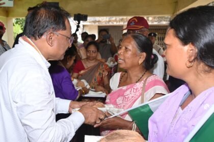 सीएम साय ने तिरंगा यात्रा के अवसर पर शहीदों के परिजनों को शाल और श्रीफल भेंटकर सम्मानित किया