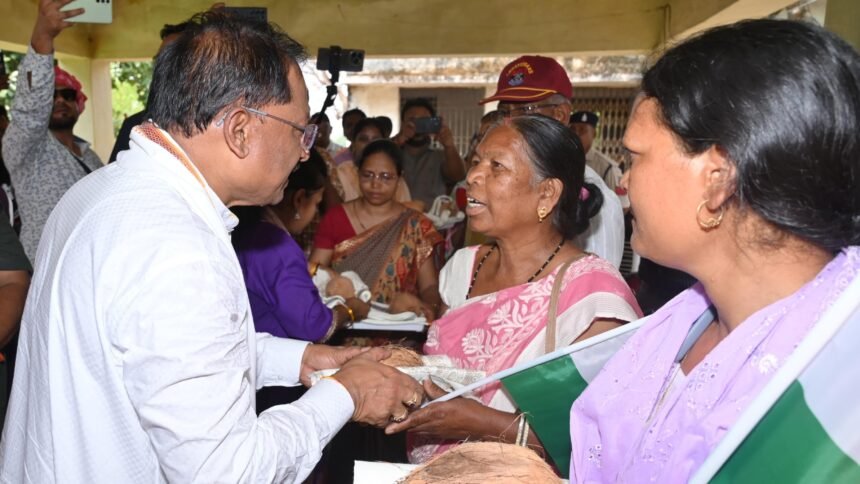 सीएम साय ने तिरंगा यात्रा के अवसर पर शहीदों के परिजनों को शाल और श्रीफल भेंटकर सम्मानित किया