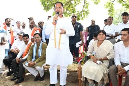 सुशासन तिहार: महुआ पेड़ की छांव में सुशासन की चौपाल, सीएम को भेंट की गई भाजी लाल, चुभती गर्मी में पंहुचे चुक्तिपनी