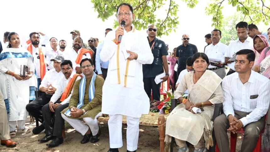 सुशासन तिहार: महुआ पेड़ की छांव में सुशासन की चौपाल, सीएम को भेंट की गई भाजी लाल, चुभती गर्मी में पंहुचे चुक्तिपनी