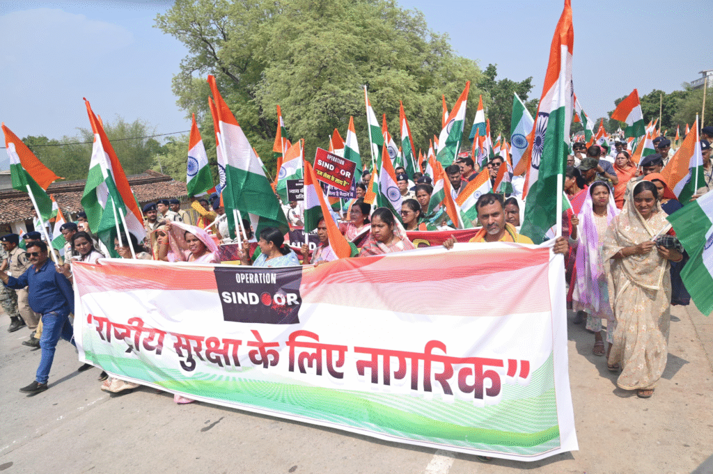 जशपुर के चराईडांड में निकाली गई तिरंगा यात्रा, भारत माता की जय और तिरंगे झंडे की जयकार से गूंज उठा पूरा वातावरण 3 image 14