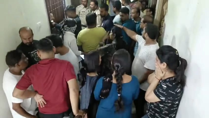 Big news : देर रात ग्रीन वैली में पुलिस की दबिश, रेलवे कर्मचारी के घर पर मिले 50 सिम 100 मोबाइल 4 image 2