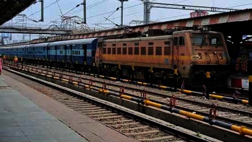 India-Pakistan Tension: यात्रियों की सुरक्षा के लिए रेलवे का फैसला, ब्लैकआउट के वक्त इन शहरों से नहीं चलेगी कोई ट्रेनें
