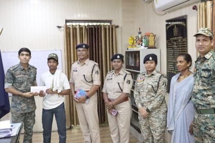 16 लाख के इनामी माओवादियों ने किया आत्मसमर्पण, नक्सली दंपती ने छोड़ा हिंसा का रास्ता