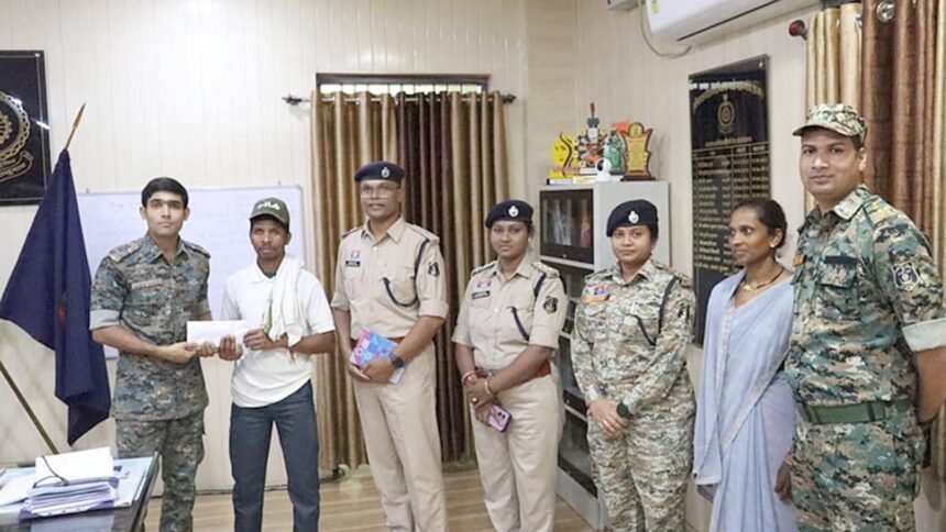 16 लाख के इनामी माओवादियों ने किया आत्मसमर्पण, नक्सली दंपती ने छोड़ा हिंसा का रास्ता