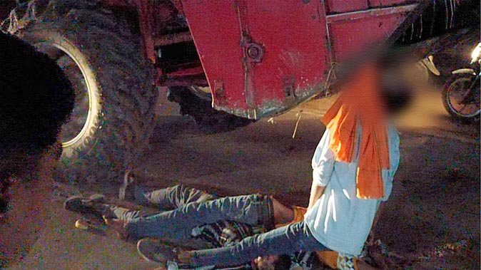 दर्दनाक हादसा: हार्वेस्टर से टकराए बाइक सवार, शरीर के अंग हुए अलग, तीन लोगों की मौत