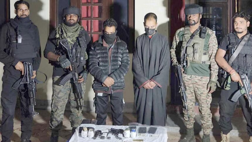 साझा ऑपरेशन में सुरक्षाबलों को मिली बड़ी कामयाबी, शोपियां में आतंकियों के दो मददगार गिरफ्तार