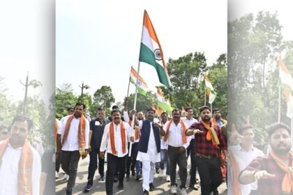 Tiranga Yatra: चिंगावरम, सुकमा में उपमुख्यमंत्री विजय शर्मा एवं मंत्री केदार कश्यप का दौरा, बम विस्फोट में शहीद हुए वीर जवानों और ग्रामीणों को दी श्रद्धांजलि