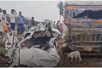 दर्दनाक हादसा: कार पर पलटा ट्राला, शादी समारोह से लौट रहे नौ लोगों की मौत; दो घायल