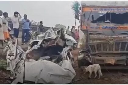 दर्दनाक हादसा: कार पर पलटा ट्राला, शादी समारोह से लौट रहे नौ लोगों की मौत; दो घायल