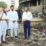 विमान हादसे की जगह पर पहुंचे प्रधानमंत्री नरेन्द्र मोदी, मंत्री-अधिकारियों से ली जानकारी, पीडि़तों से की मुलाकात