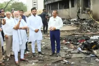 विमान हादसे की जगह पर पहुंचे प्रधानमंत्री नरेन्द्र मोदी, मंत्री-अधिकारियों से ली जानकारी, पीडि़तों से की मुलाकात