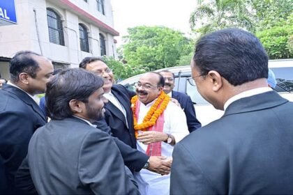 बिलासपुर हाईकोर्ट पहुंचे अरूण साव, अपने अधिवक्ता साथियों से मिले, कहा-पुरानी यादें हुईं ताजा, जमकर लगे ठहाके