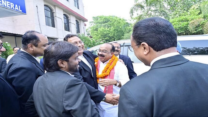बिलासपुर हाईकोर्ट पहुंचे अरूण साव, अपने अधिवक्ता साथियों से मिले, कहा-पुरानी यादें हुईं ताजा, जमकर लगे ठहाके