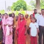 युक्तियुक्तकरण: 'हमारे शिक्षक हमें लौटा दिए जाएं', पालक और बच्चे पहुंचे कलेक्ट्रेट पहुंचे, बड़े आंदोलन की दी चेतावनी