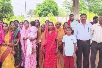 युक्तियुक्तकरण: 'हमारे शिक्षक हमें लौटा दिए जाएं', पालक और बच्चे पहुंचे कलेक्ट्रेट पहुंचे, बड़े आंदोलन की दी चेतावनी