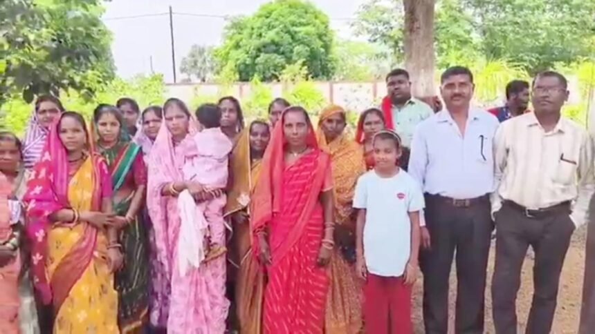 युक्तियुक्तकरण: 'हमारे शिक्षक हमें लौटा दिए जाएं', पालक और बच्चे पहुंचे कलेक्ट्रेट पहुंचे, बड़े आंदोलन की दी चेतावनी