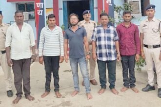 मुखबिरी के शक में खंभे से बांधकर युवक की पिटाई करने वाले आरोपी गिरफ्तार, एक अब भी फरार