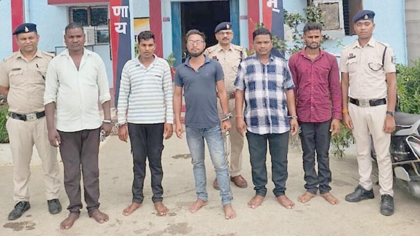 मुखबिरी के शक में खंभे से बांधकर युवक की पिटाई करने वाले आरोपी गिरफ्तार, एक अब भी फरार