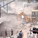 अतिक्रमण पर चला प्रशासन का बुल्डोजर, तोड़ी गईं 23 दुकानें, एक दुकान को मिला स्टे