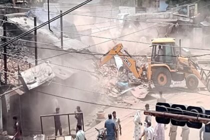 अतिक्रमण पर चला प्रशासन का बुल्डोजर, तोड़ी गईं 23 दुकानें, एक दुकान को मिला स्टे