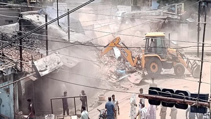 अतिक्रमण पर चला प्रशासन का बुल्डोजर, तोड़ी गईं 23 दुकानें, एक दुकान को मिला स्टे
