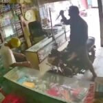 बाइक लेकर दुकान के अंदर घुसा बेटा, नशे की हालत में पिता पर किये ताबड़तोड़ चाकू से कई वार, कैमरे में कैद हुई घटना