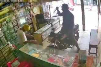 बाइक लेकर दुकान के अंदर घुसा बेटा, नशे की हालत में पिता पर किये ताबड़तोड़ चाकू से कई वार, कैमरे में कैद हुई घटना