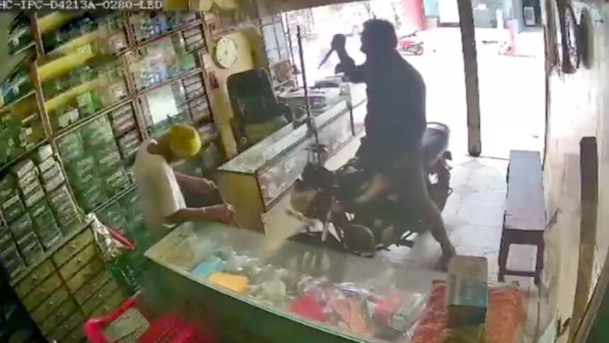बाइक लेकर दुकान के अंदर घुसा बेटा, नशे की हालत में पिता पर किये ताबड़तोड़ चाकू से कई वार, कैमरे में कैद हुई घटना