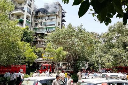 बड़ा हादसा: बिल्डिंग की सातवीं मंजिल पर लगी भीषण आग, पिता और दो बच्चों ने बालकनी से लगाईं छलांग, तीनों की मौत