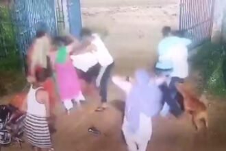 पांच लोगों ने की फरियादी से मारपीट, पुलिसकर्मी को कुत्ते से कटवाया, कैमरे में कैद हुई पूरी घटना